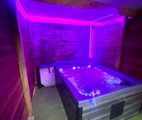 Beau Loft room proche mont saint Michel jaccuzi illimité en plein centre Avranches